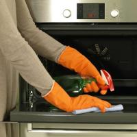 How to properly clean the oven from grease and carbon deposits?
