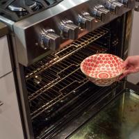 Як легко очистити від жиру скло духовки